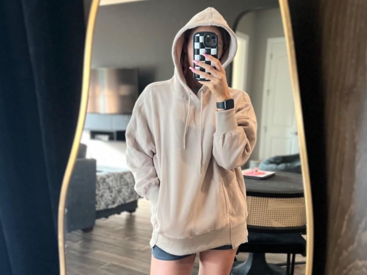 A woman wearing an Anrabess Oversized Hoodie