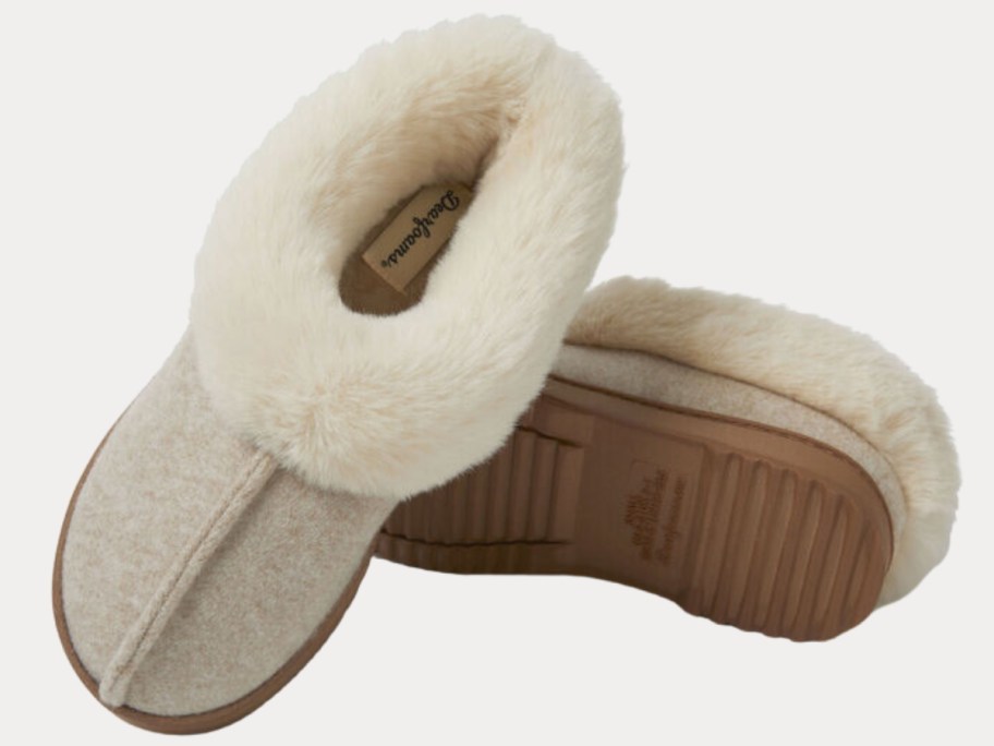 a pair of women's Dearfoams clog slipper style shoes in a light tan color with faux fur around the openings