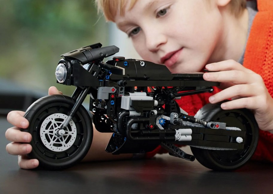 LEGO Technic THE BATMAN BATCYCLE Set