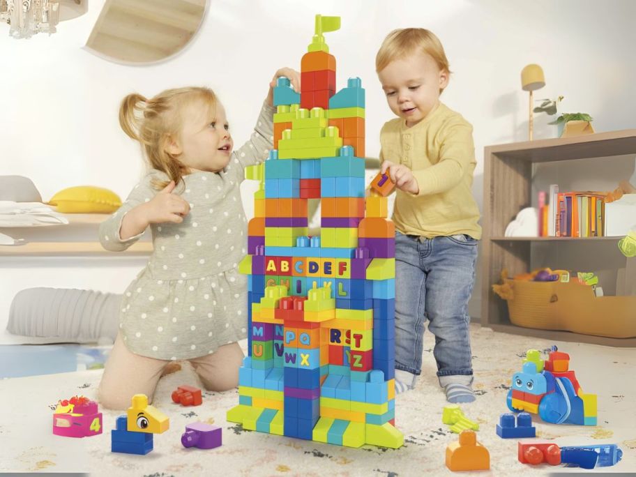 kids playing with Mega Blocks Toy Blocks Even Bigger Building Bag w/ Storage