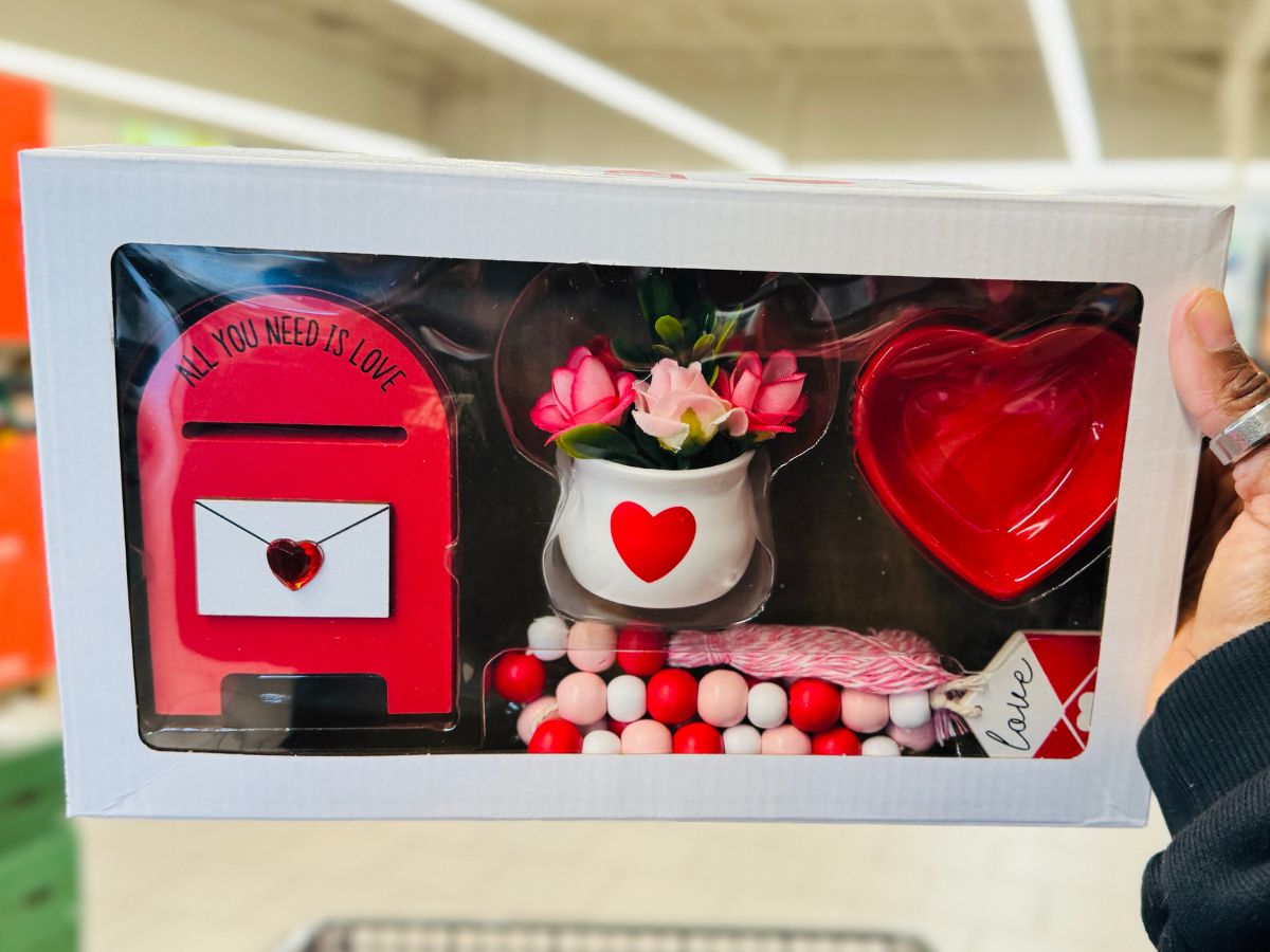 Top ALDI Weekly Finds: Valentine Gift Sets, Mugs, Candles, Blankets & More!