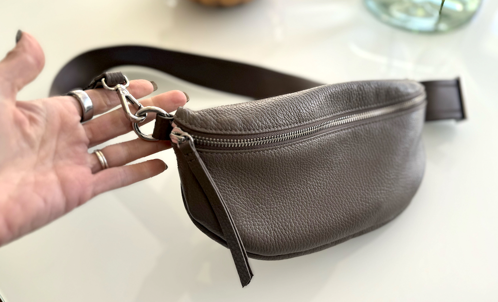 Quince sling bag