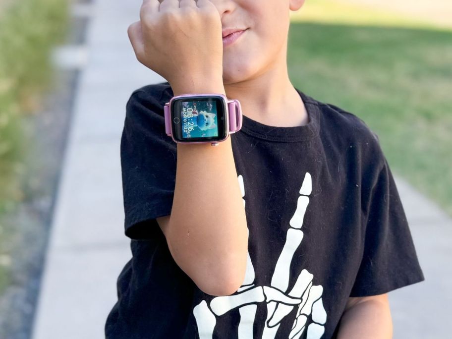 A child wearing ZUODUN Kids Smartwatch Pink