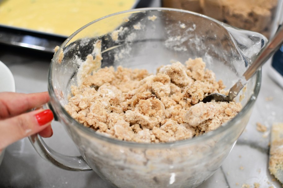mixng crumb topping for cake 