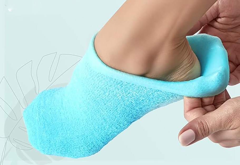 Moisturizing Gel Socks Only $6.98 Shipped on Amazon (Use Them Multiple Times!)