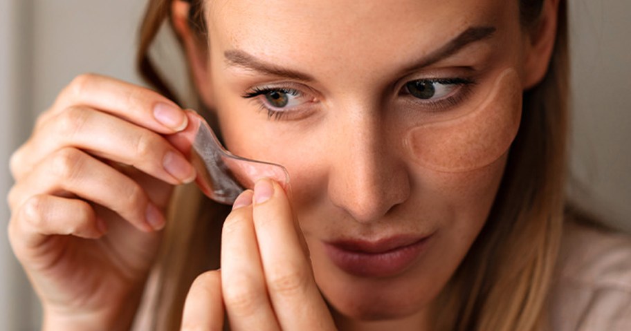 woman applying baebody snail mucin eye masks