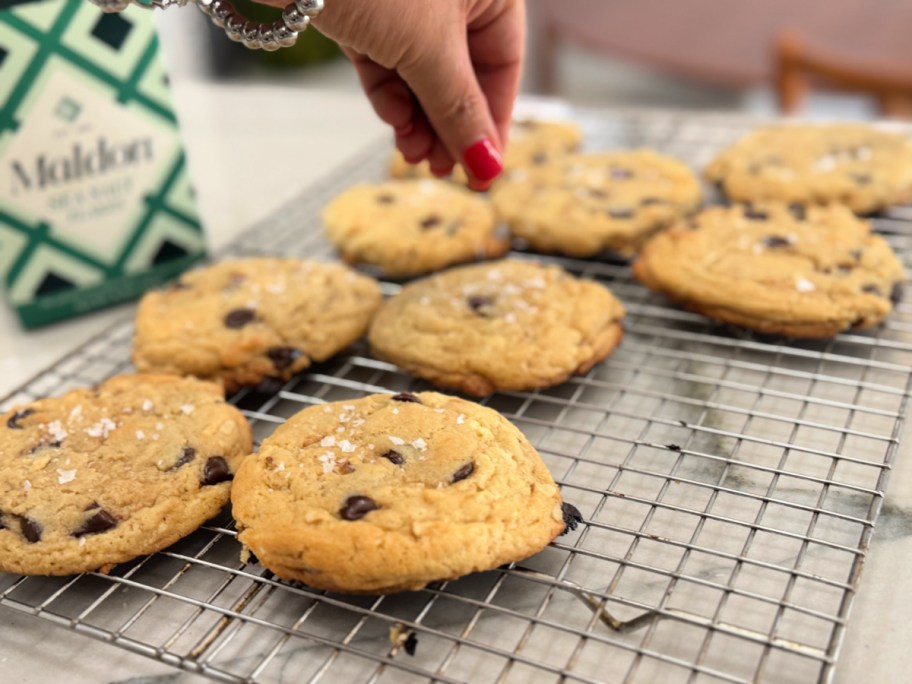 adding sea salt flakes to cookies 