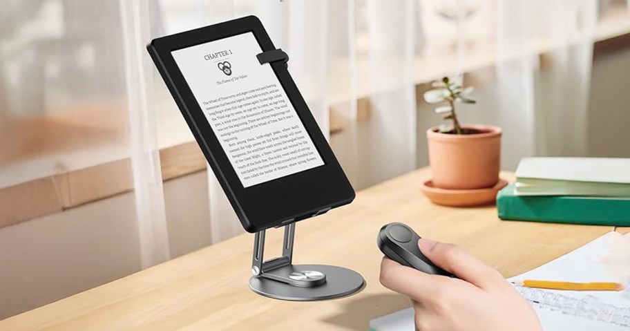 hand holding an ereader page turner with kindle