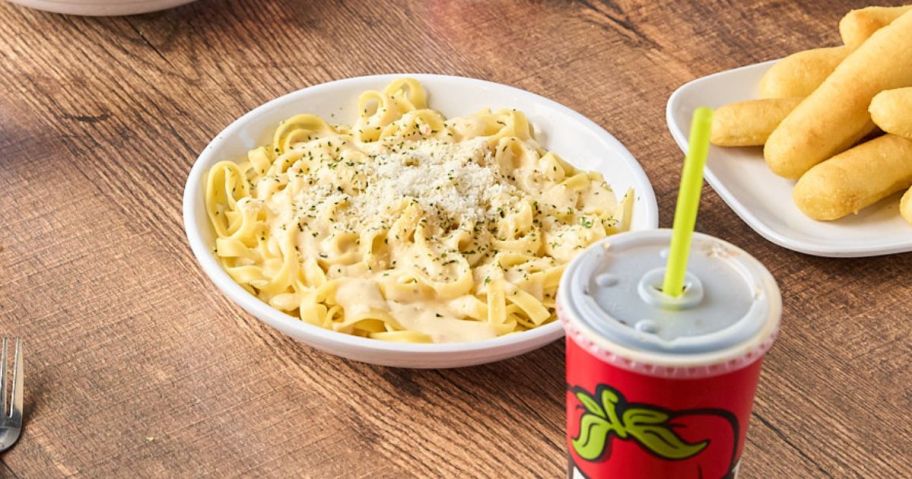 Fazoli's Fettuccine Alfredo on table