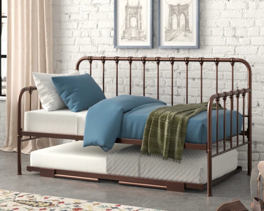 brown wire daybed w/ trundle