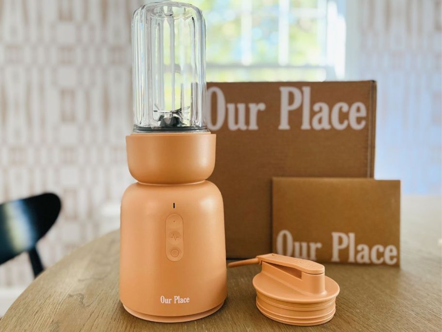 A blender with boces