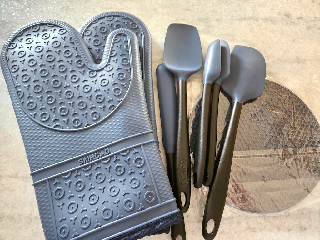 Flexible Oven Mitt & Silicone Spatula Set Only $8.99 on Amazon (Reg. $18)
